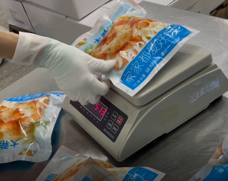 SS 304 Weigher Packaging Machine Icy Shrimp Workshop Packaging System الوزن المستهدف 200g ~ 1500g