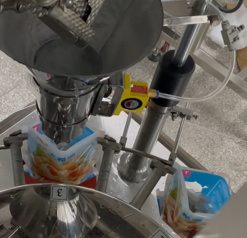 SS 304 Weigher Packaging Machine Icy Shrimp Workshop Packaging System الوزن المستهدف 200g ~ 1500g