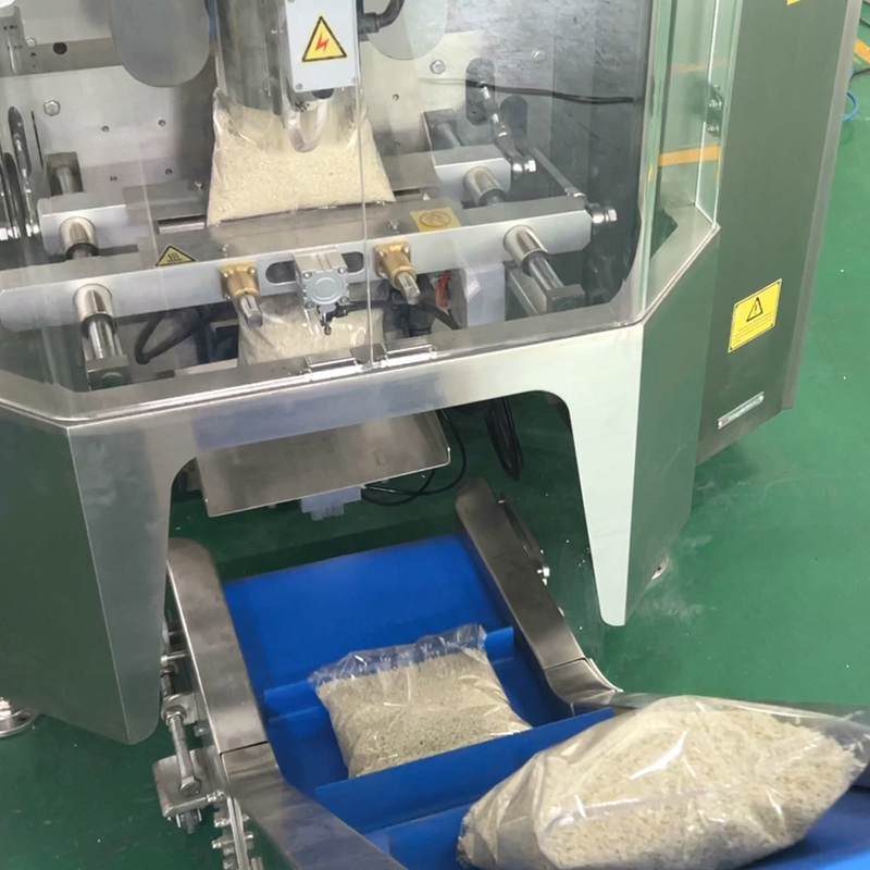 آلة تعبئة وتغليف أكياس الوسائد البلاستيكية الرأسية لشرائح دوريان المجفف والموز المجفف وشرائح التفاح والفواكه المجففة بالتجميد بالوزن