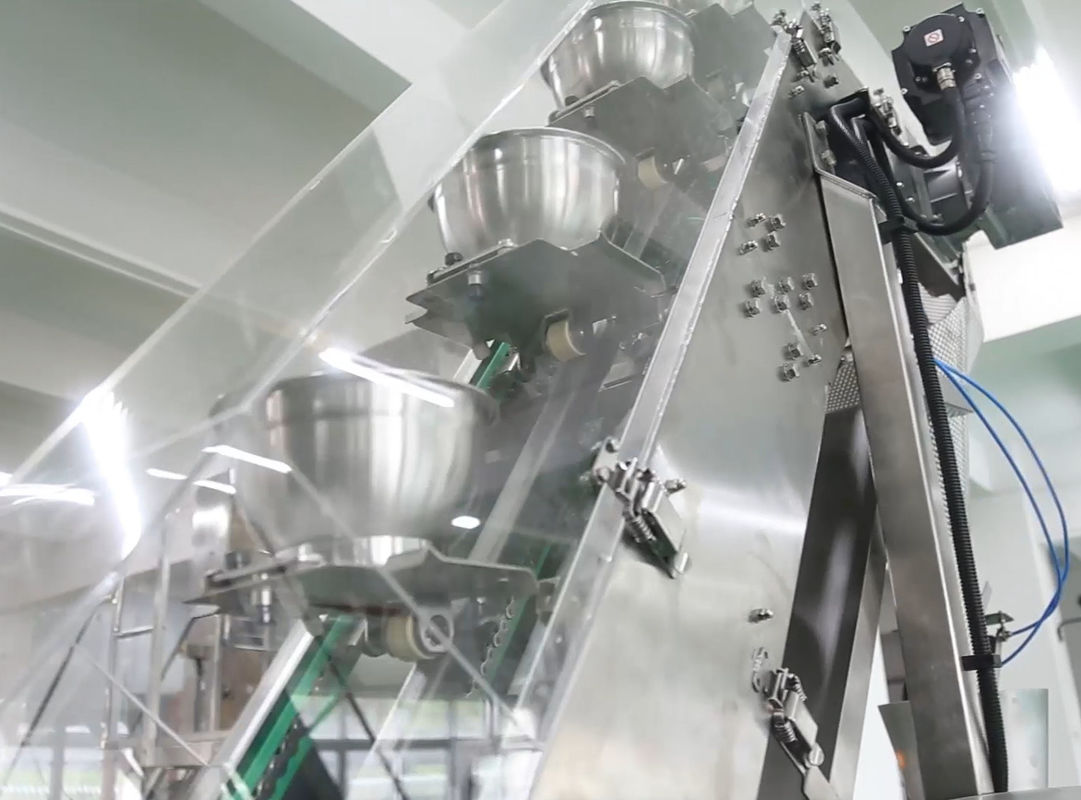 14 Mutihead Weigher VFFS Packaging Machine السلطانية نوع مصعد للفواكه المجمدة حبوب الشوكولاته