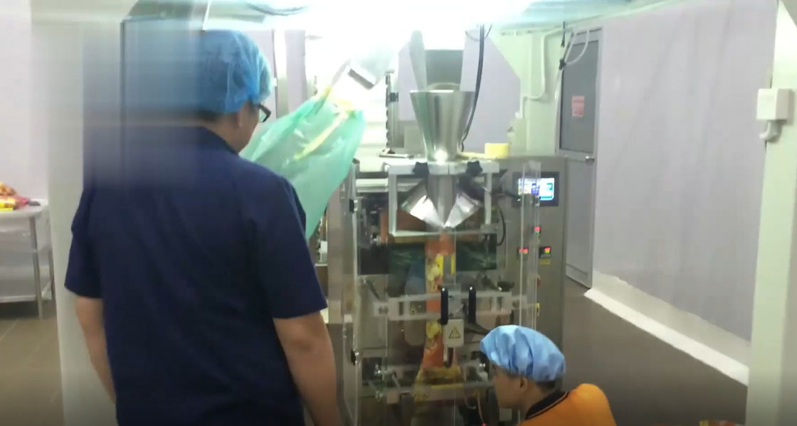 آلة تعبئة وختم الوزن الأوتوماتيكية VFFS 2.2KW لتعبئة الوسادة للأطعمة الخفيفة