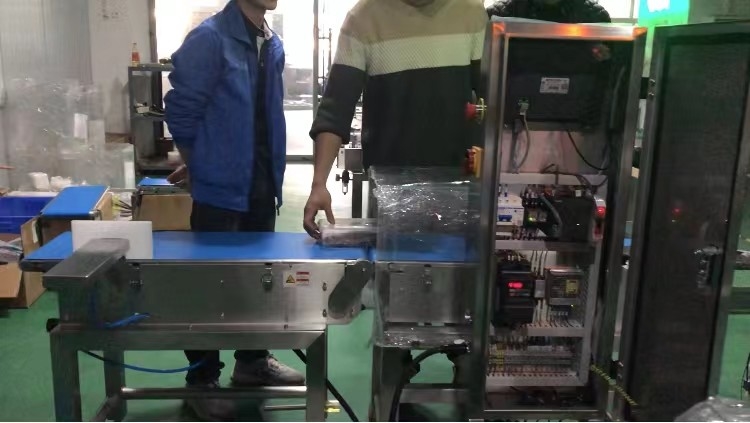 ميزان فحص عالي السرعة 1KW 120p / min لفحص وزن المنتجات