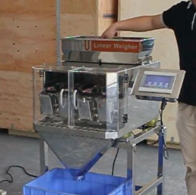 0.8KW 200g 4 رؤوس 0.5L آلة تعبئة الوزن الخطي 80 P / M